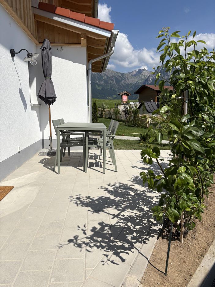 Rosmarin Terrasse mit seitlichem Bergblick