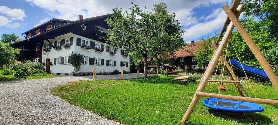 Außenansicht mit Spielplatz