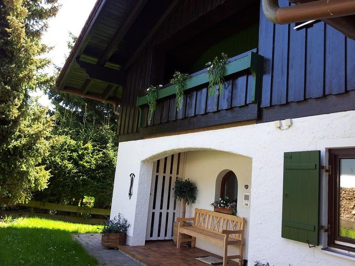 Hauseingang mit Loggia