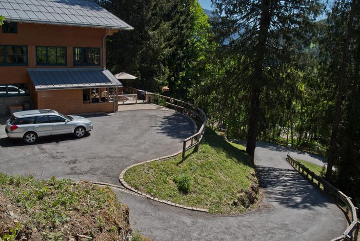 Berghaus Seppeler Westseite Auffahrt/Parkplatz