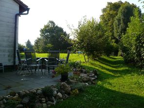 Terrasse und Garten mit Abendsonne