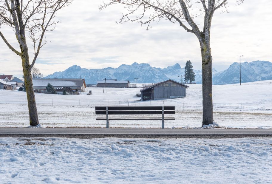 Aussichtsbank mit traumhaften Bergpanorama.