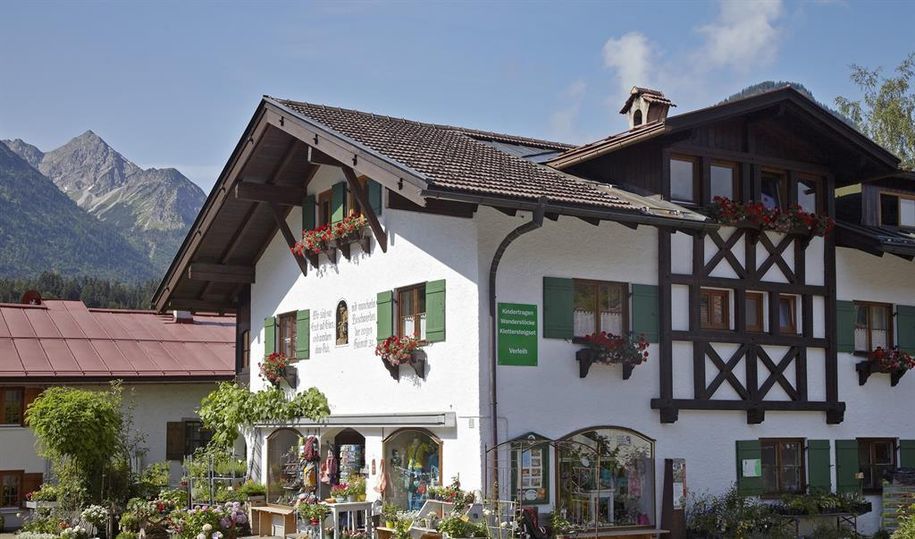 Haus Brutscher mit Rotspitze