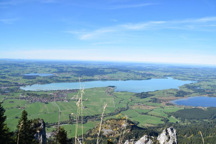 Ausblick vom Tegelberg auf den Forggensee und das Voralpenland