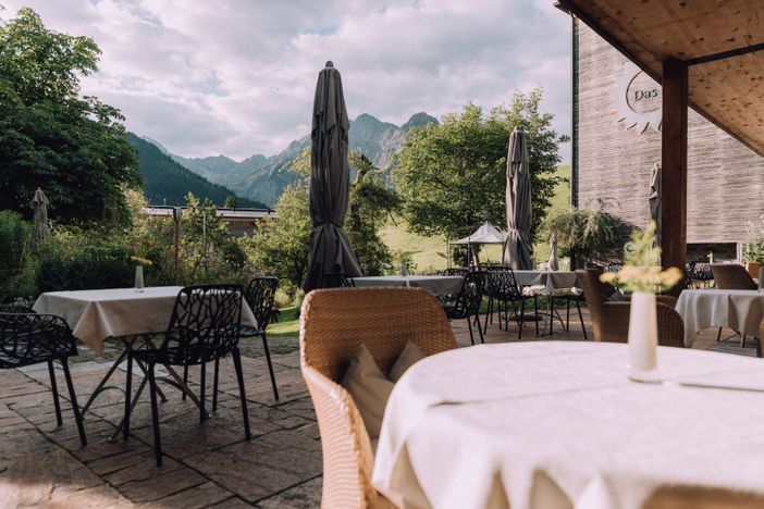 naturhotel_chesa_valisa_restaurant_terrasse_sommer_berge