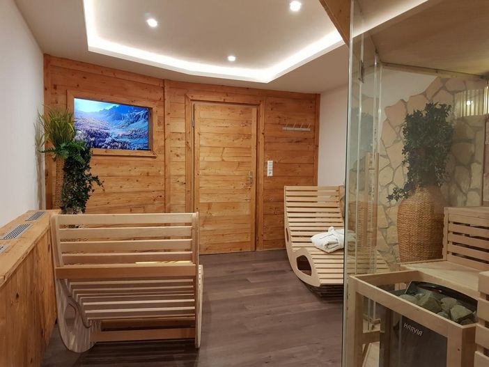 Sauna mit Wohlfühllicht und Wellnessmusik