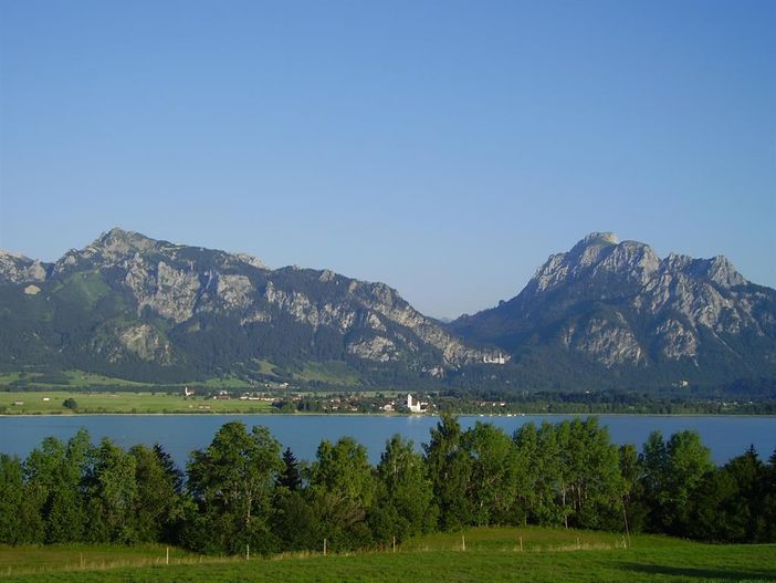 Aussicht auf den Forggensee und Berge