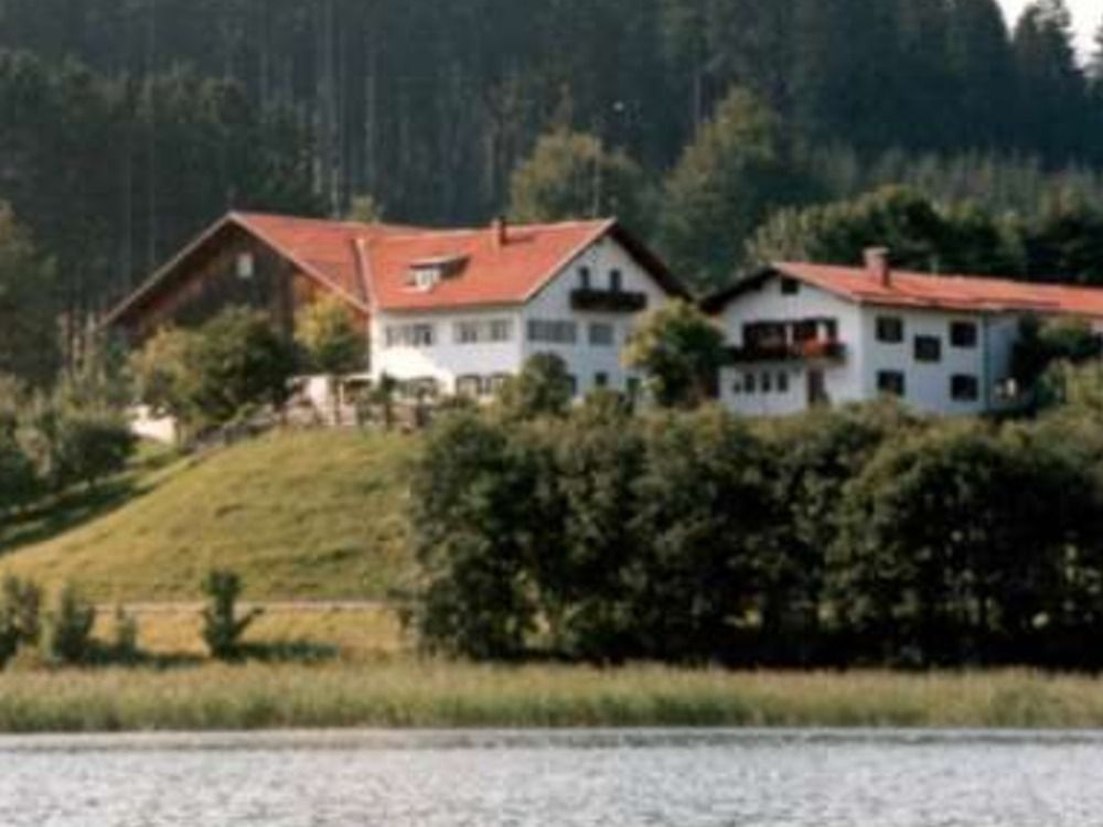 Hofansicht vom See aus
