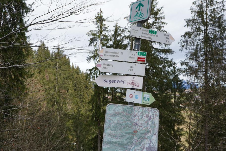 Eingang zum Obermaiselsteiner Sagenweg