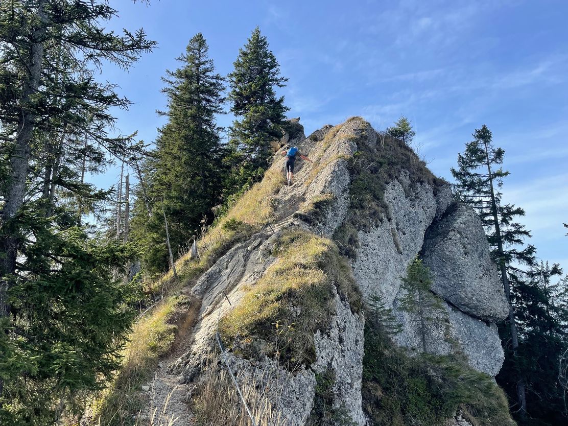Abgesicherte Stellen über den Grat
