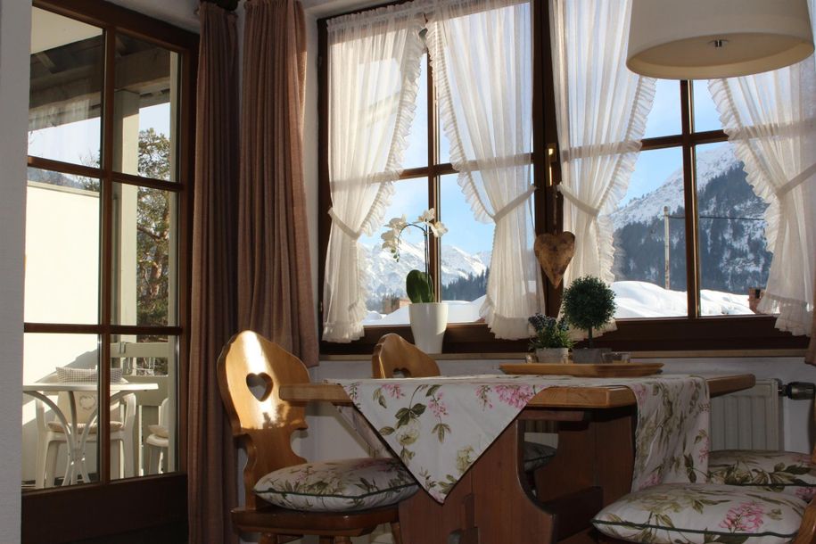Wohnzimmer mit Esstisch