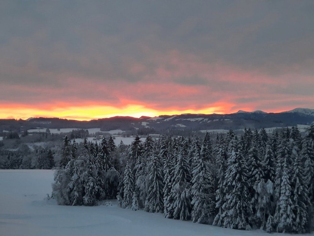 winter im allgäu - mit blick auf die berge