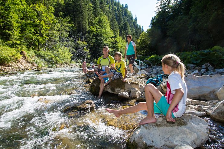 Familie im Flussbett der Vils