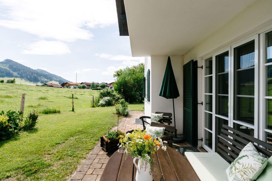 Terrasse mit Blick in den Garten