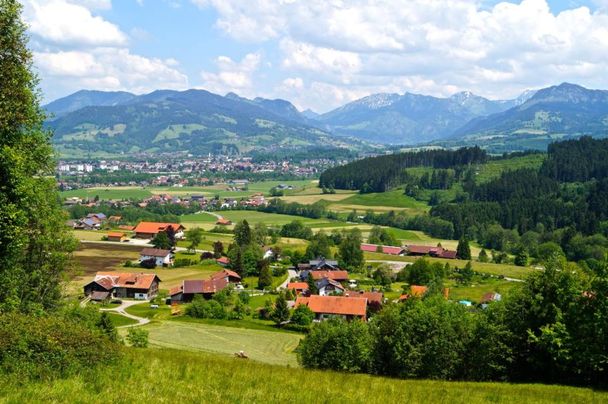 Blick vom Naturlehrpfad auf Bettenried und Sonthofen