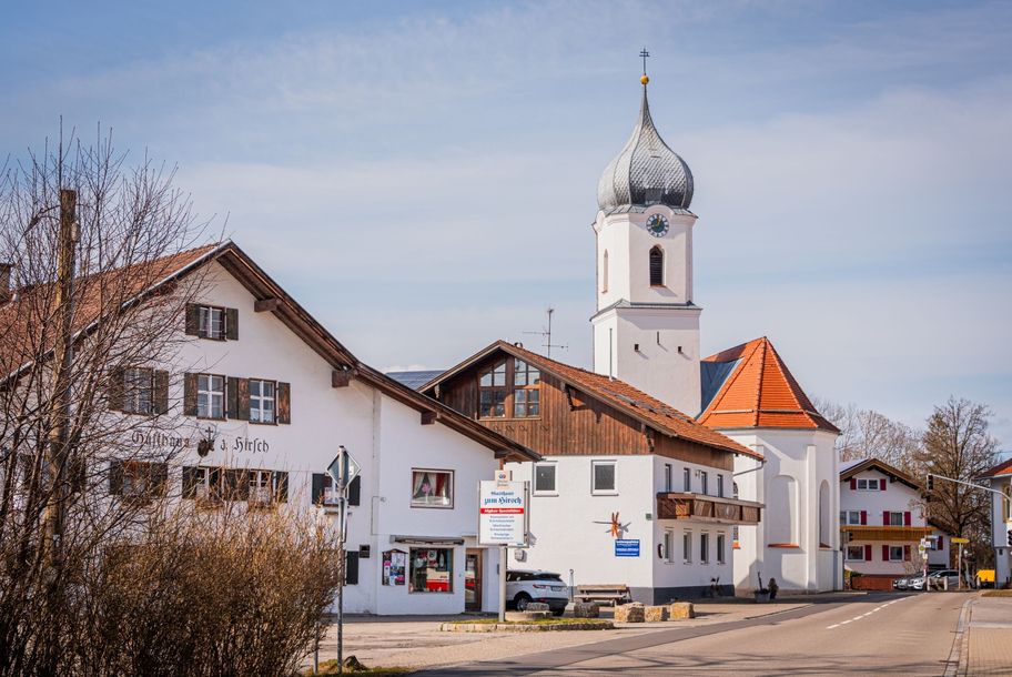 Ortskern Hopferau mit Kirche und Gastwirtschaft.
