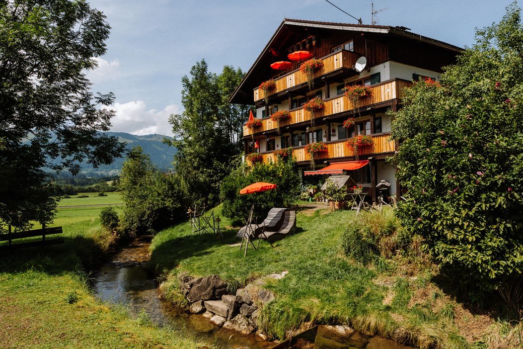 Unsere Bauernhof mit Gebirgsbach