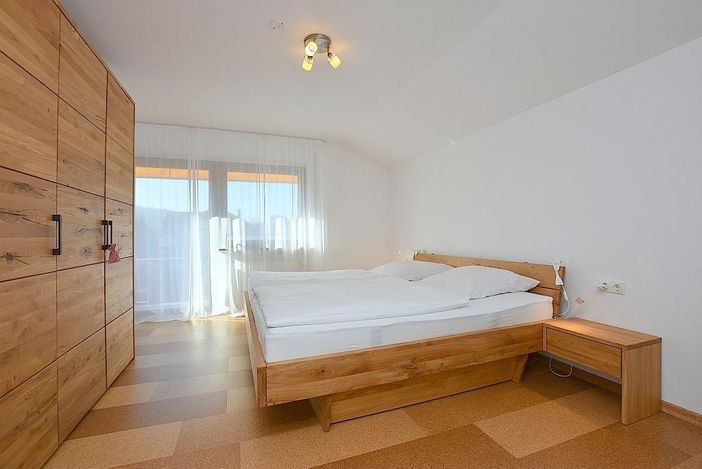 Schlafzimmer Eltern Doppelbett