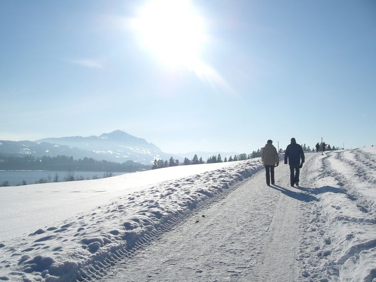 Winterwanderer am Rottachsee