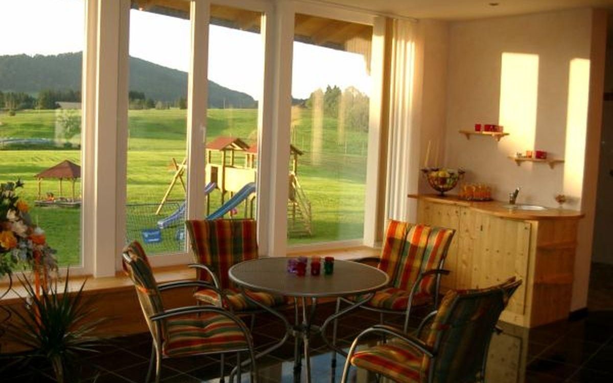 Wellnessbereich und Spielplatz