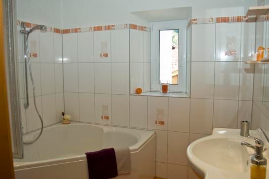 Bad mit Eckbadewanne
