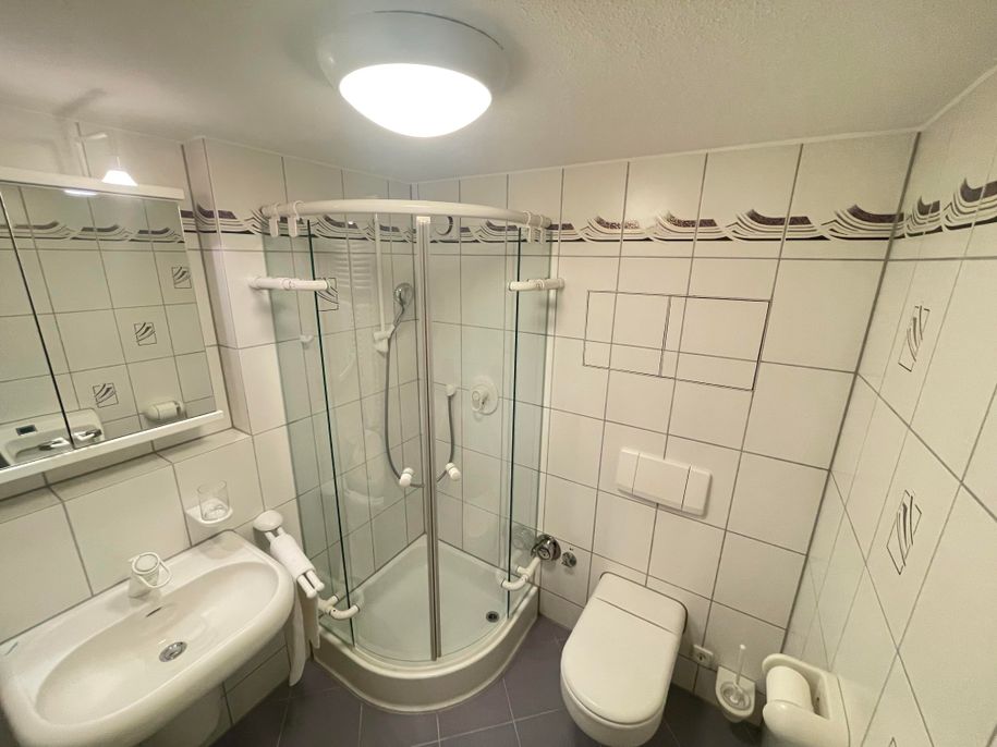 Zweites Badezimmer im Erdgeschoss mit Dusche