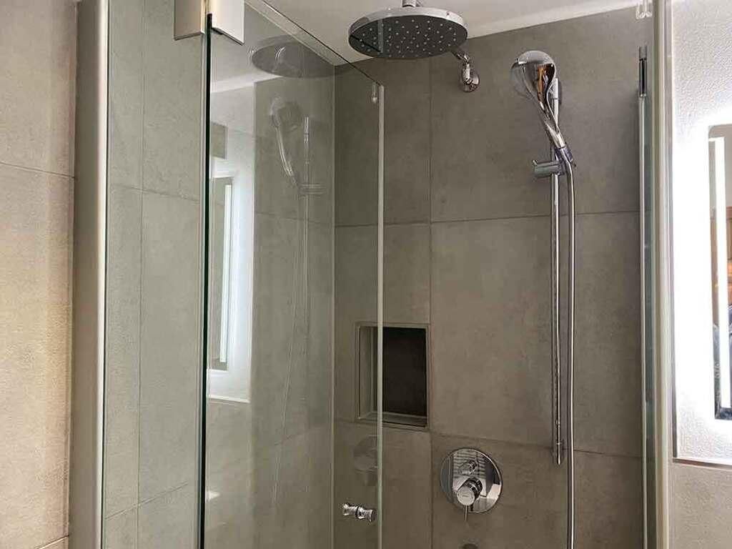 Ferienwohnung_Wasserfall_Dusche_ Landhaus Thomma