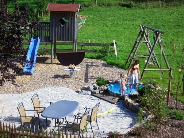 Spielplatz mit Tretbecken