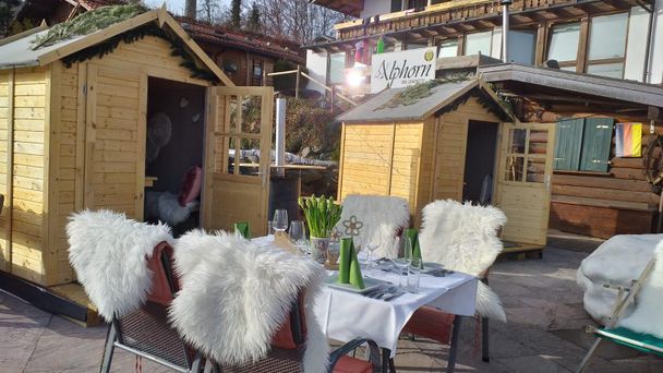 Terrasse mit Hütten