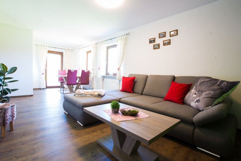 Alpenstyle2: Wohn-Ess-Bereich mit Balkon-Zugang