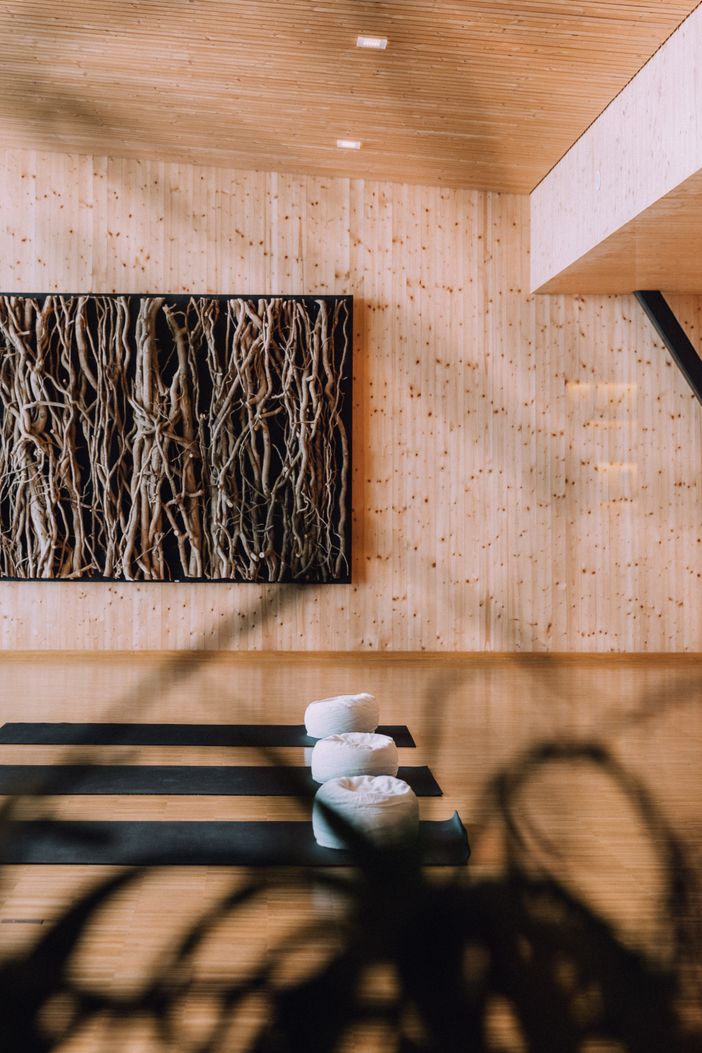 naturhotel_chesa_valisa_seminarraum_yoga_meditationskissen_matten