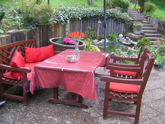 Sonnige Terrasse am Teich