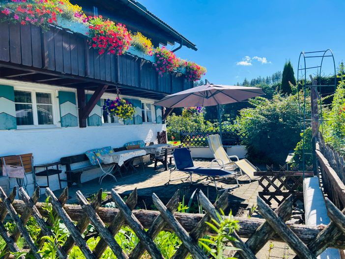 Große Sonnenterrasse - Holzkohlegrill vorhanden