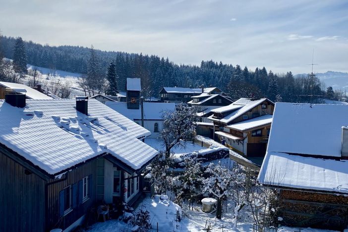 Blick vom Hof auf unser verschneites Bergdorf