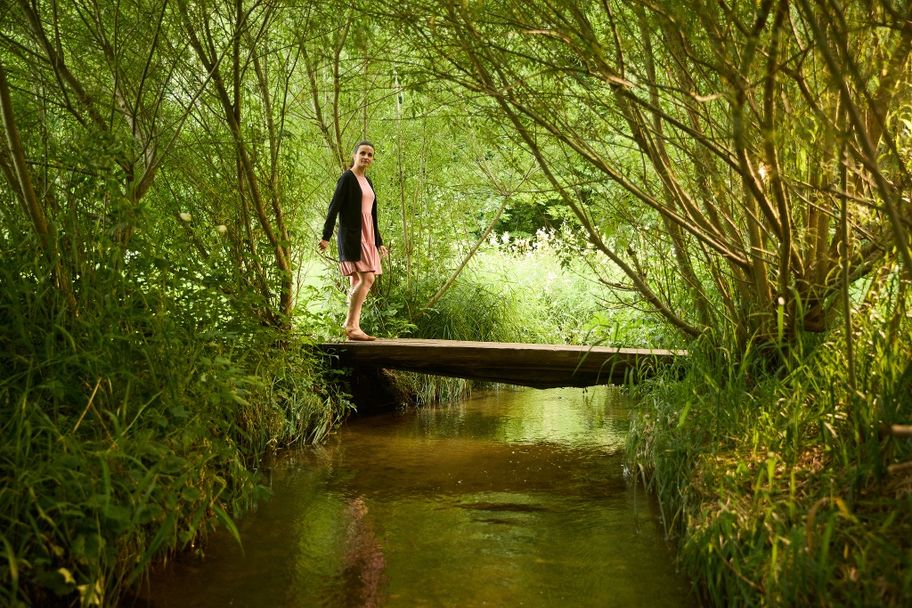 Sicher über einen kleinen Bachlauf
