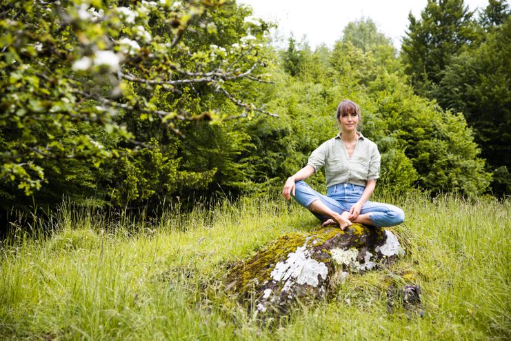 Frau  im Schneidersitz auf Felsen in der Natur ©Allgäu GmbH, Susanne Baade