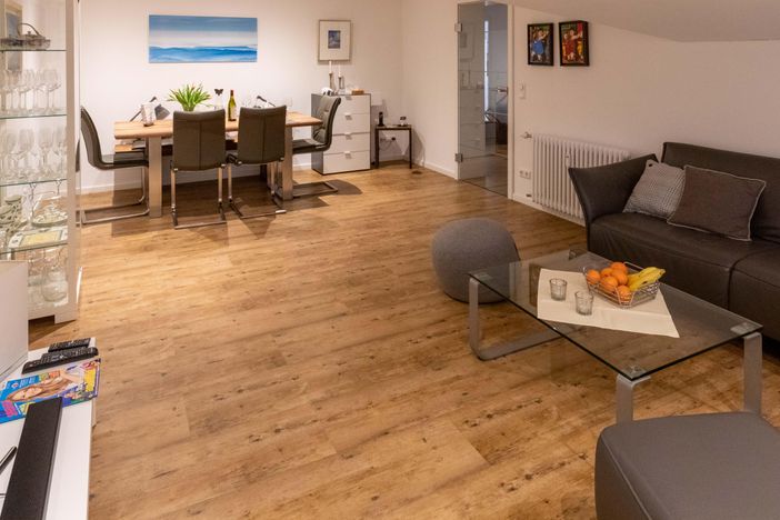 Wohnzimmer mit Sitzecke und großem Essbereich