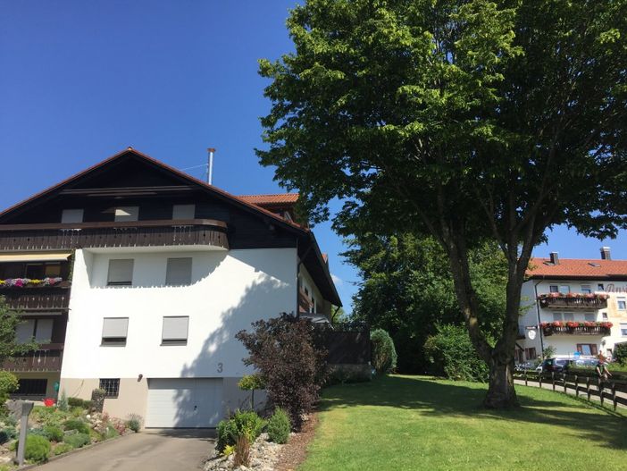 Hausansicht von der Zugangsstraße, Parkplatz ist vor dem Haus.
