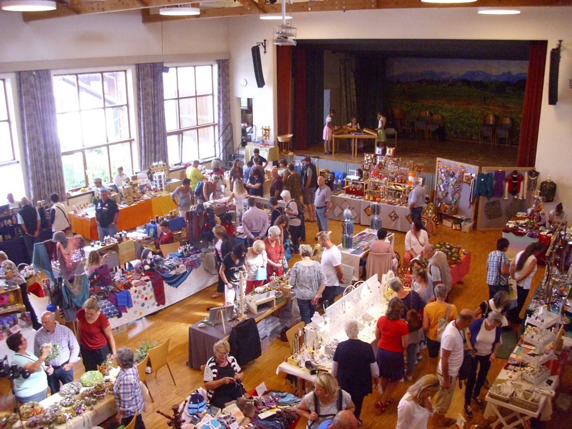 Einkaufen auf dem Kunsthandwerkermarkt