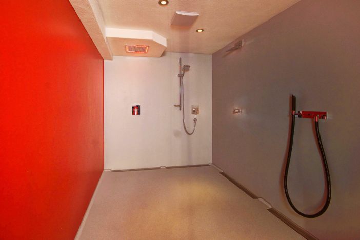 Dusche mit Regenwasserdusche