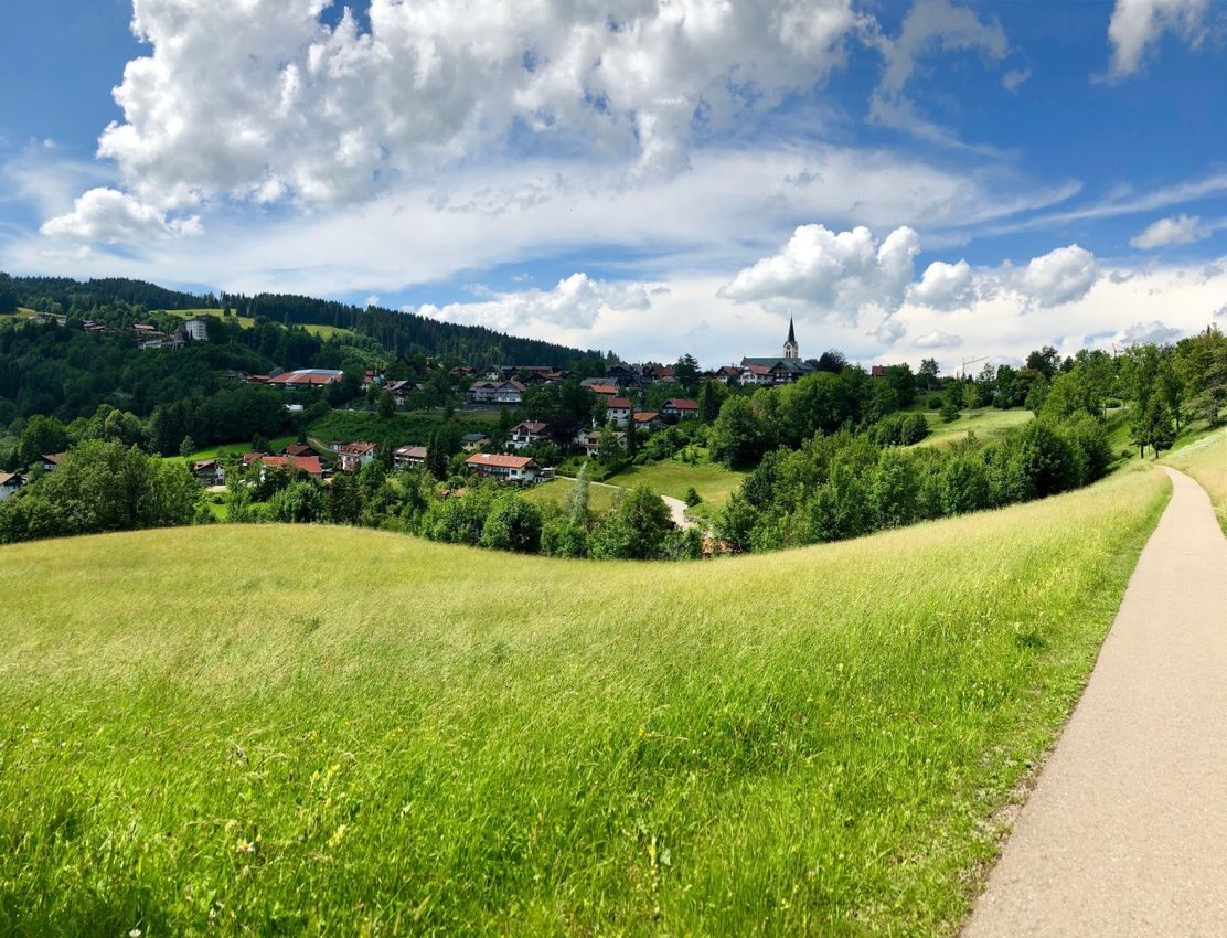 Blick auf Oberstaufen von der Lenzhalde
