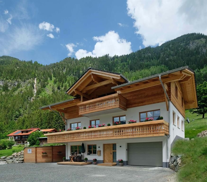 Hausansicht Sommer Süd