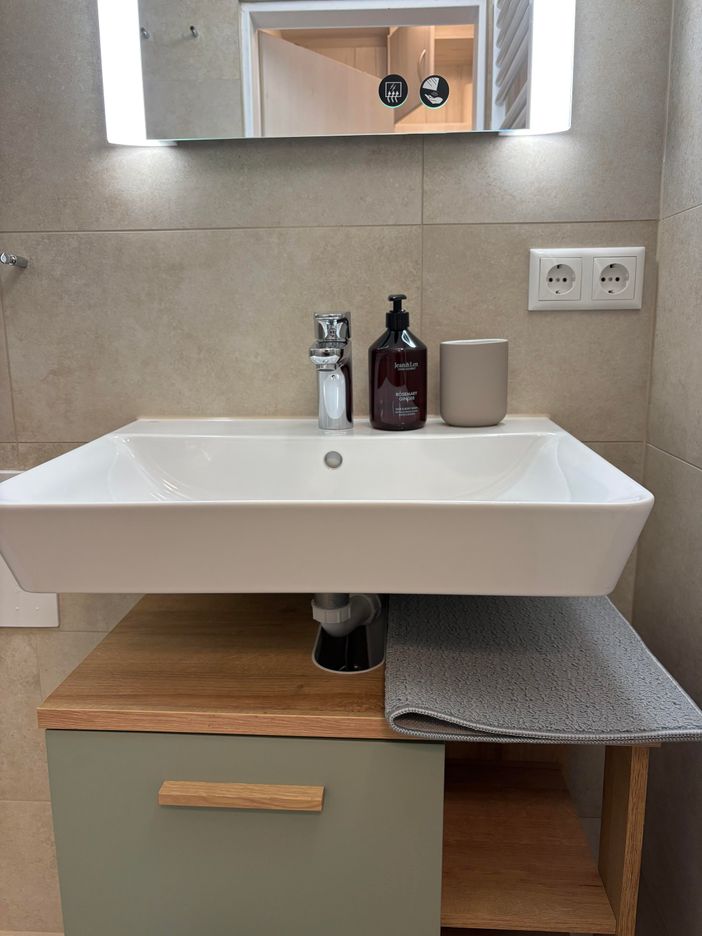 Badezimmer mit Seife und Föhn