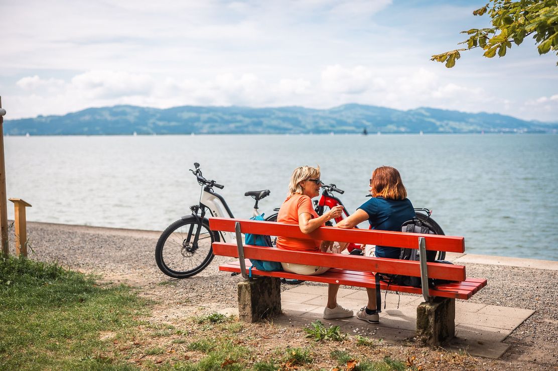 Lindau - Lotzbeckpark am Giebelbach mit Pausenbänkchen