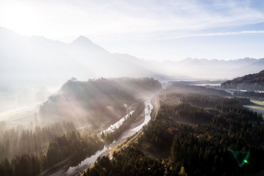 Sonnenaufgang über der Iller bei Fischen im Allgäu im Herbst