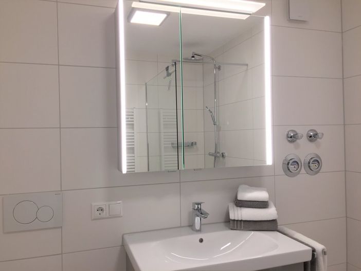 Bad mit Spiegelschrank und Dusche/Regendusche.
