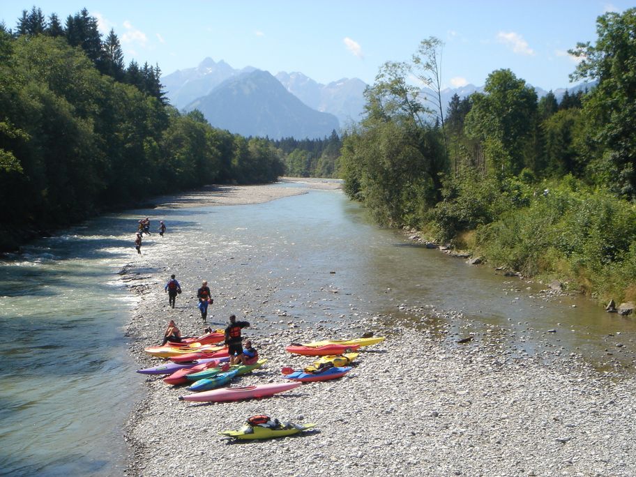 Kajak fahren und Rafting auf der Iller bei Fischen im Allgäu