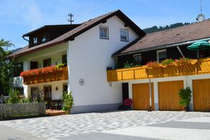 Garagen und Parkplatz