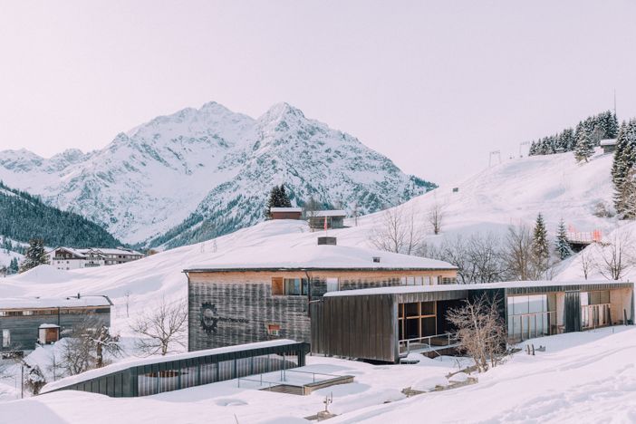 naturhotel_chesa_valisa_winter_rückansicht_chesa_berge_quer