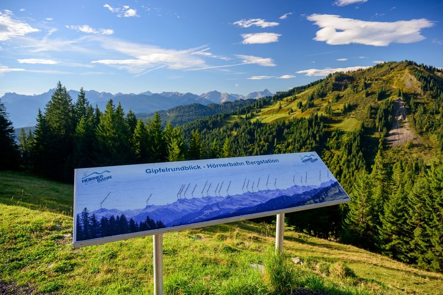 Hörnerpanoramaweg - weite Ausblicke in malerische Landschaft